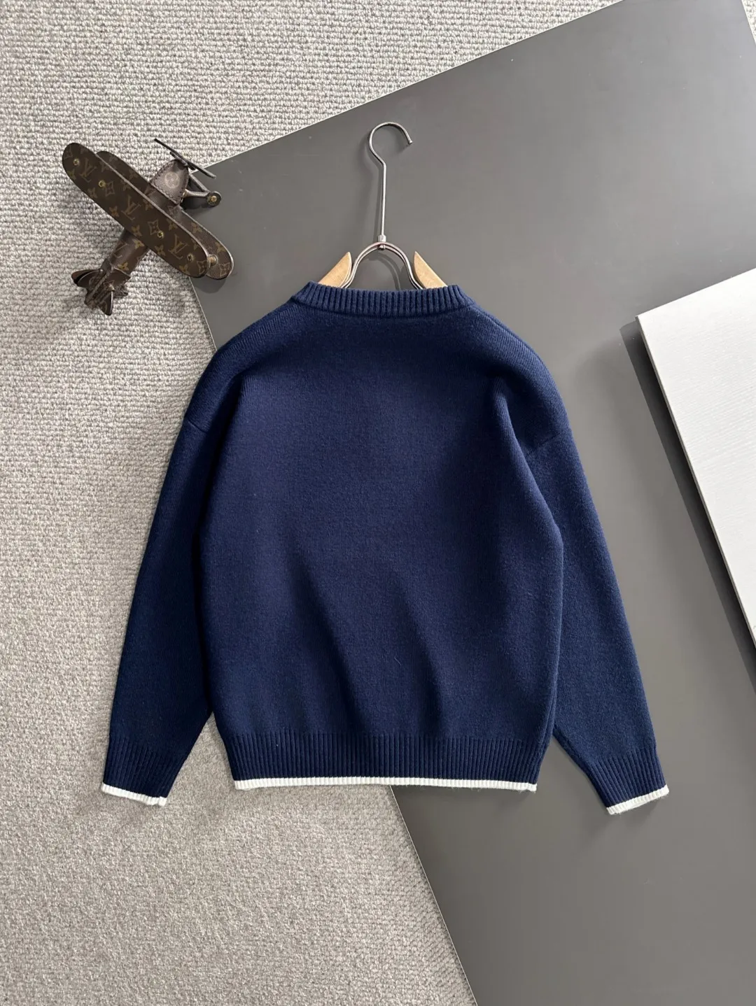 Next day shipping P360 Big Goose 2025 official website latest winter sweater, popular items are on sale at the counter simultaneously! Specially made of wool blended fabric. It feels comfortable and can be directly in contact with the skin. The logo badge is exquisitely embroidered, which is extremely eye-catching! The details highlight the fashionable charm of big brands. Exquisite workmanship. Three-dimensional cutting style. The wearing effect is invincible and handsome! All three standards are complete! Size: M-2XL